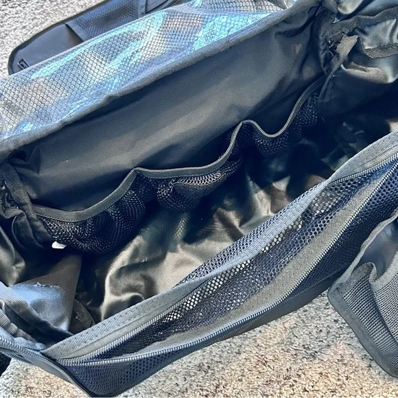 L.L. Bean Organizer Hanging Toiletry Bag, Family Size Black Nylon 10"H×12"W× 8"D - Picture 9 of 16